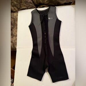 Gray and Black Sleeveless Wetsuit